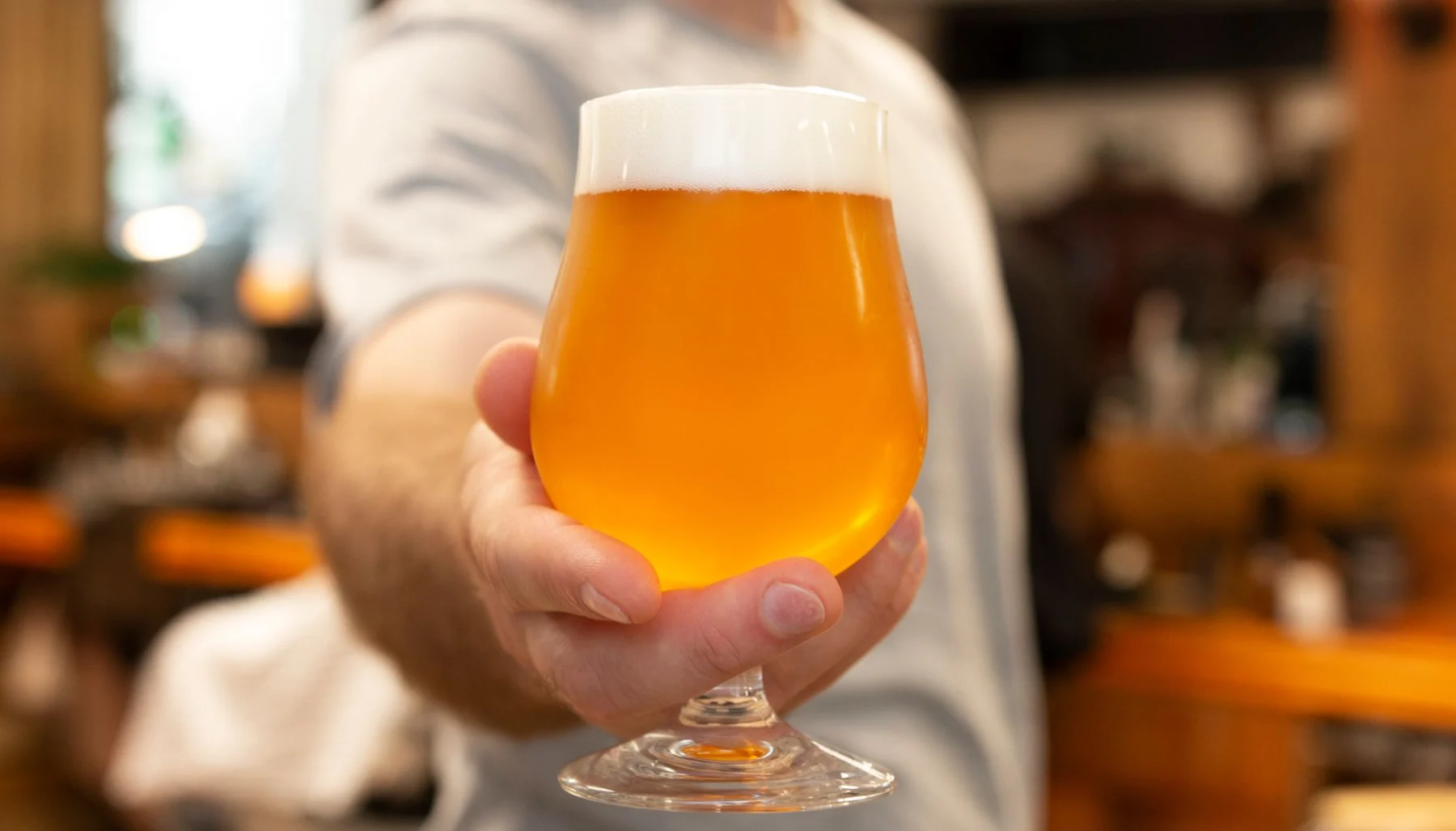 Copa de cerveza artesanal sobre una barra