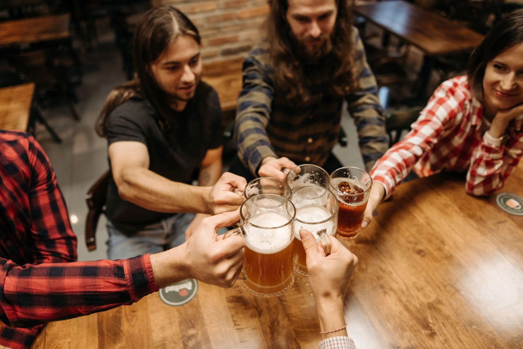 Rincón cervecero con diferentes accesorios para cerveza