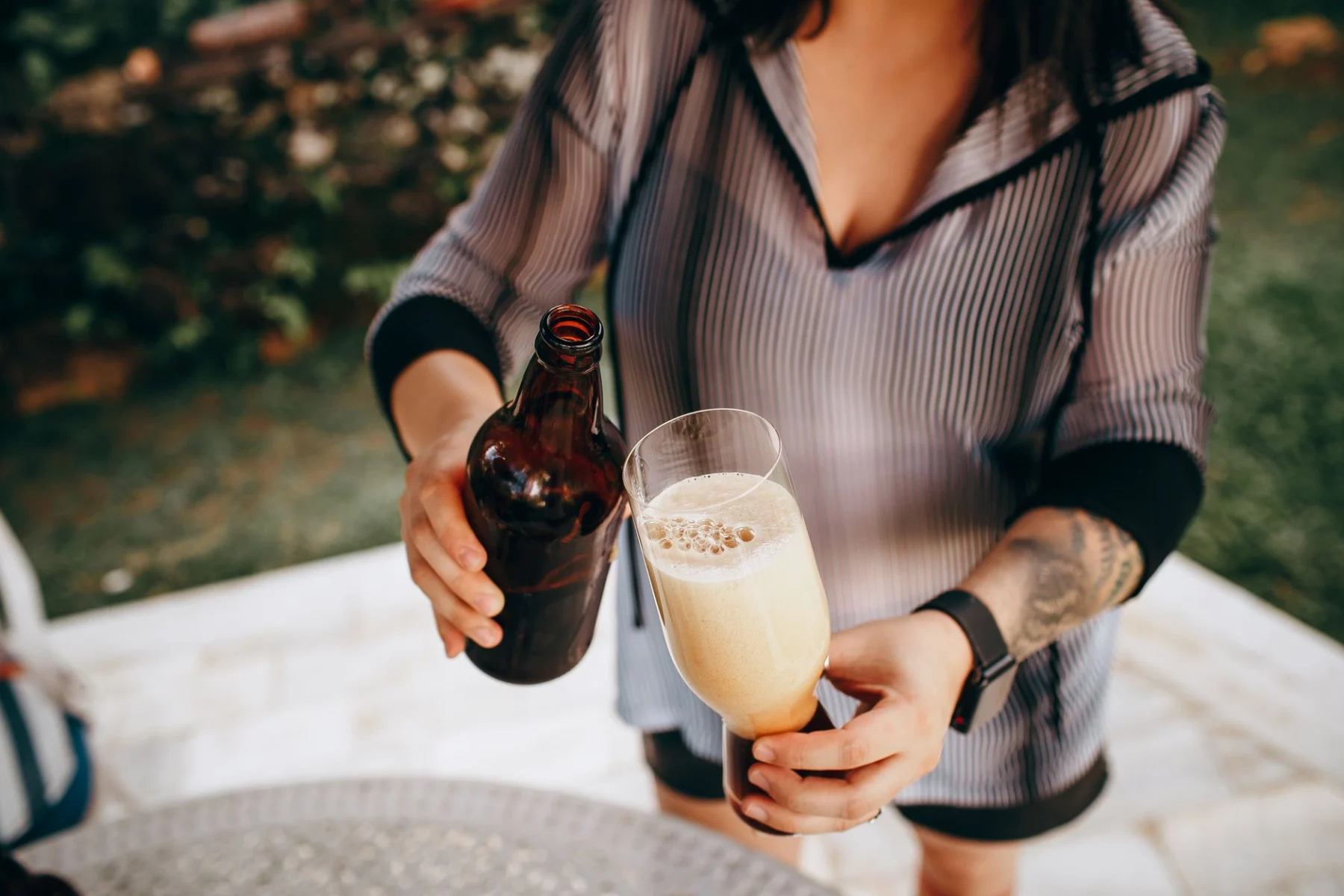 Cerveza servida con una cabeza de espuma