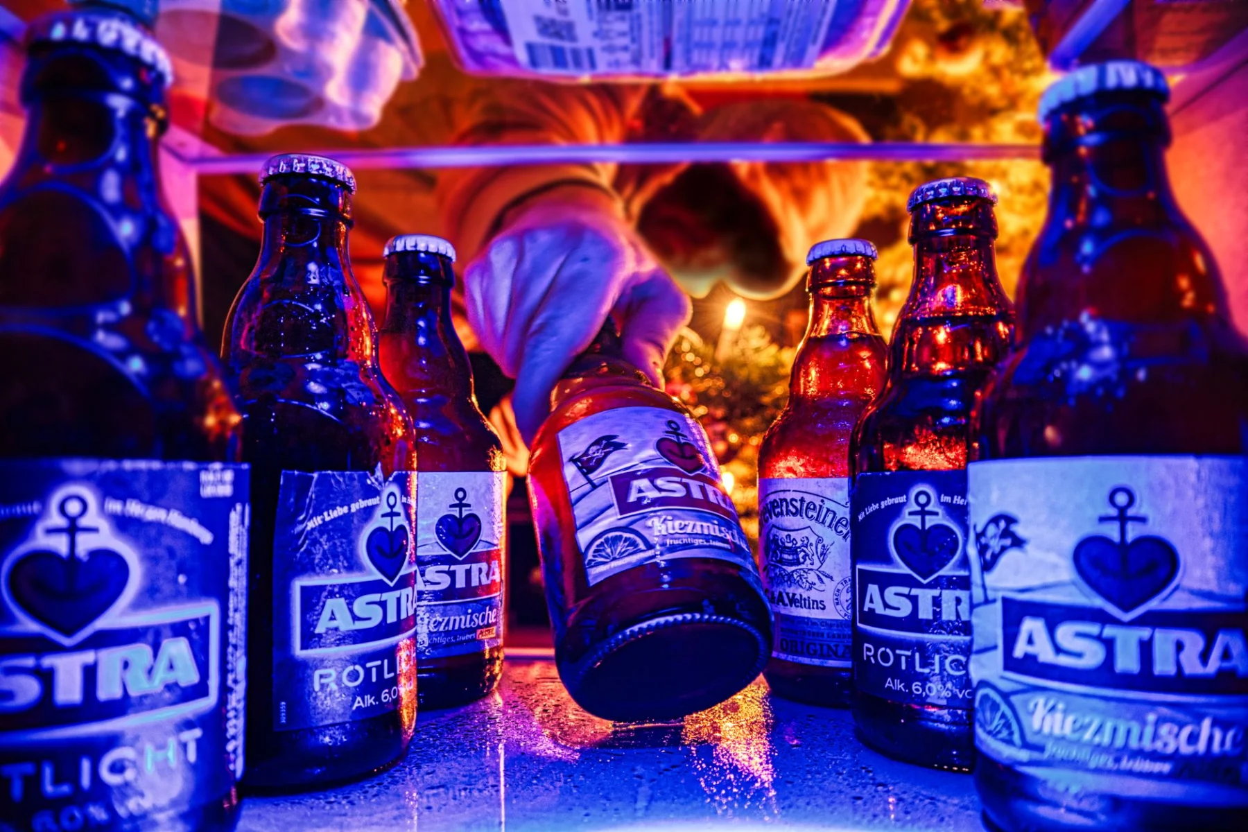 Nevera organizada con botellas y latas de cerveza