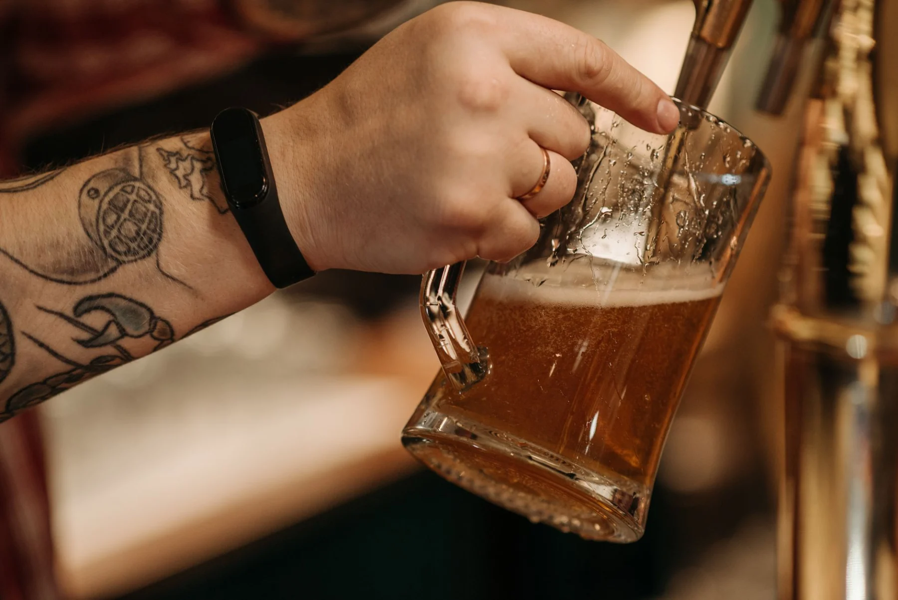 Tirador de cerveza instalado en un minibar doméstico