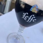 cenit_alejandra está tomando Leffe Brune en Ambigú/ El Rinconín, Gijón - Asturias - España
